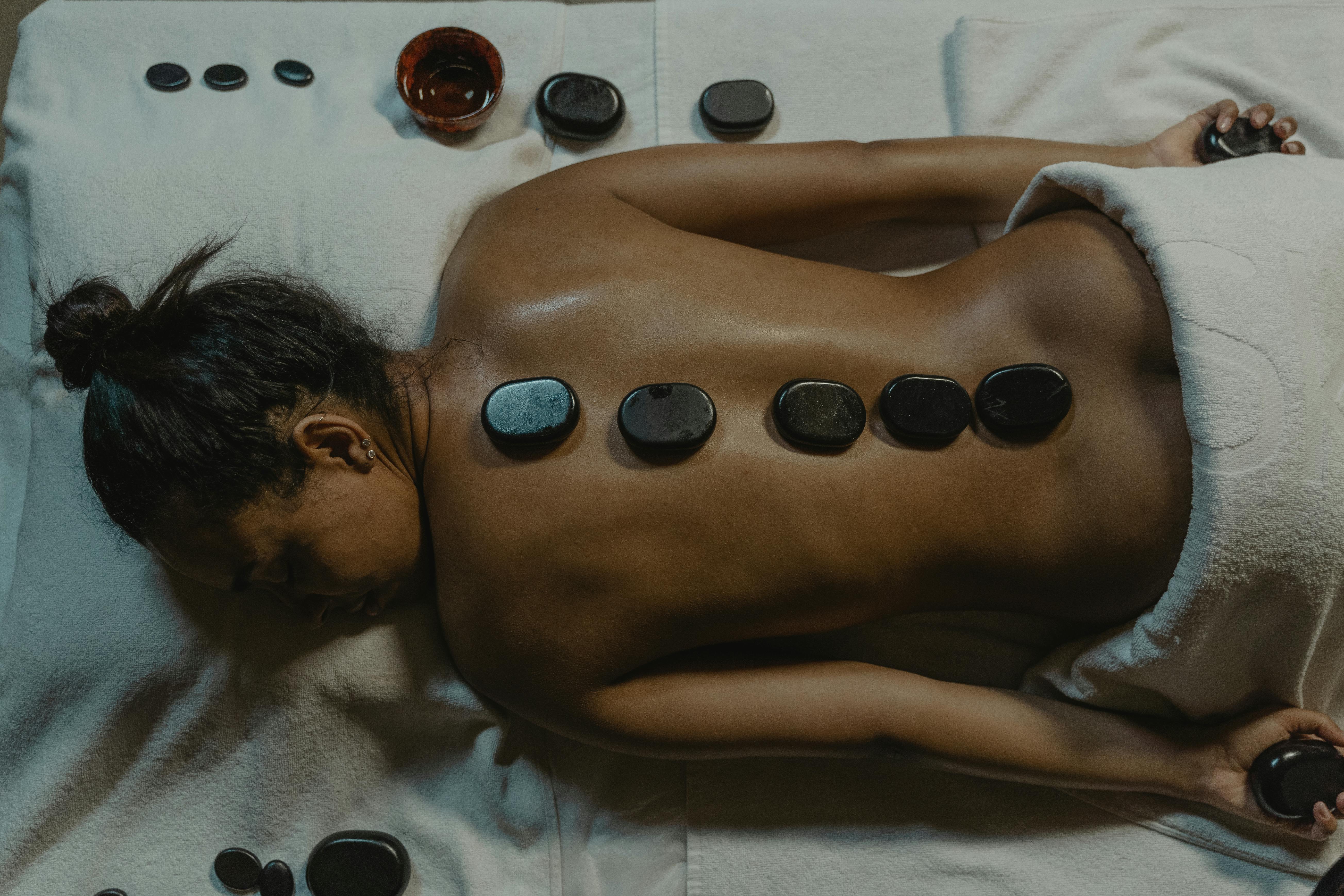 Chinese Scalp Massage Omaha – skilled therapist performing warm scalp therapy for deep relaxation and mental clarity.