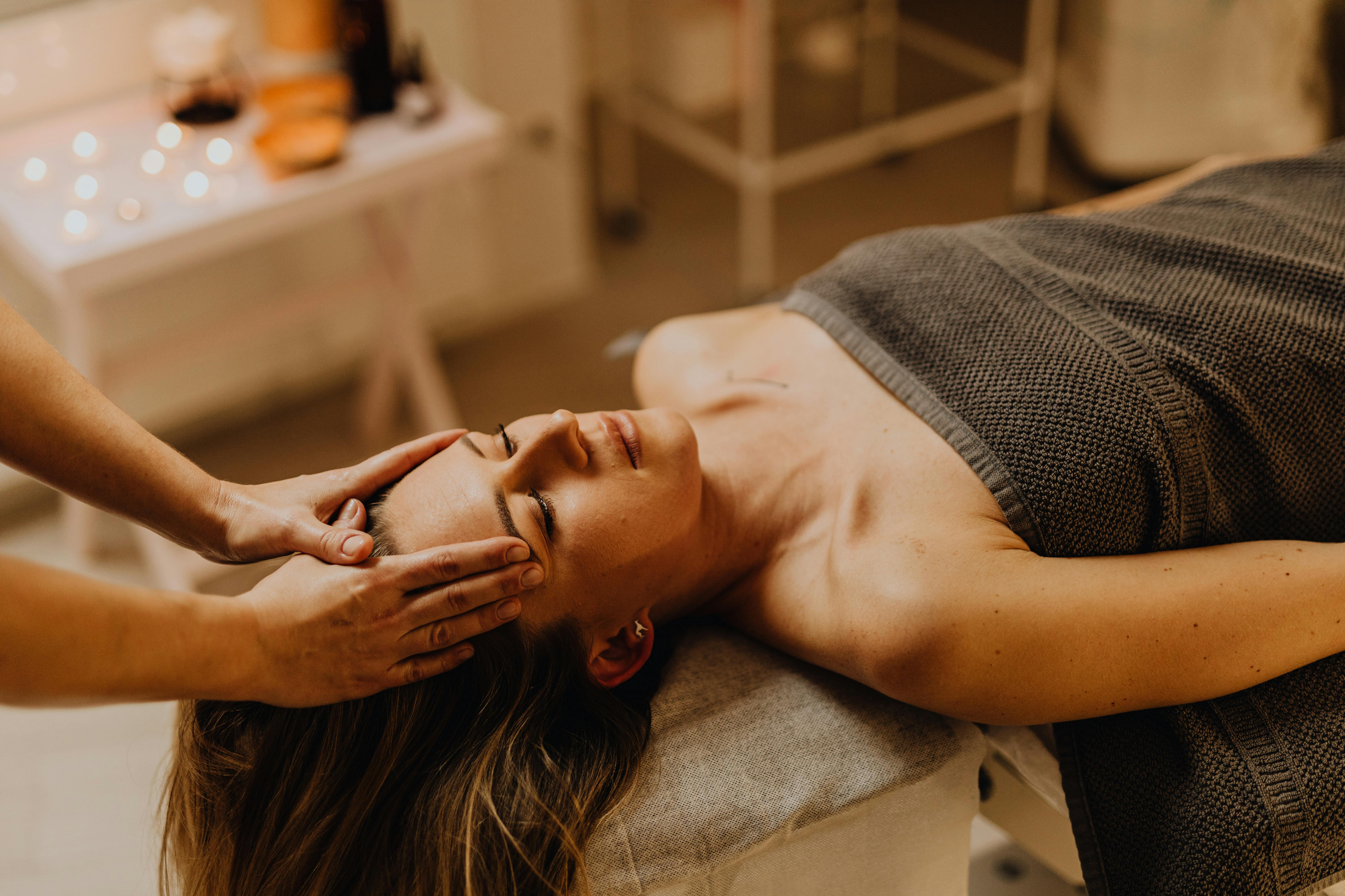 Therapist performing scalp massage at Chinese Scalp Massage Omaha – soothing stimulation to ease tension and promote calm.