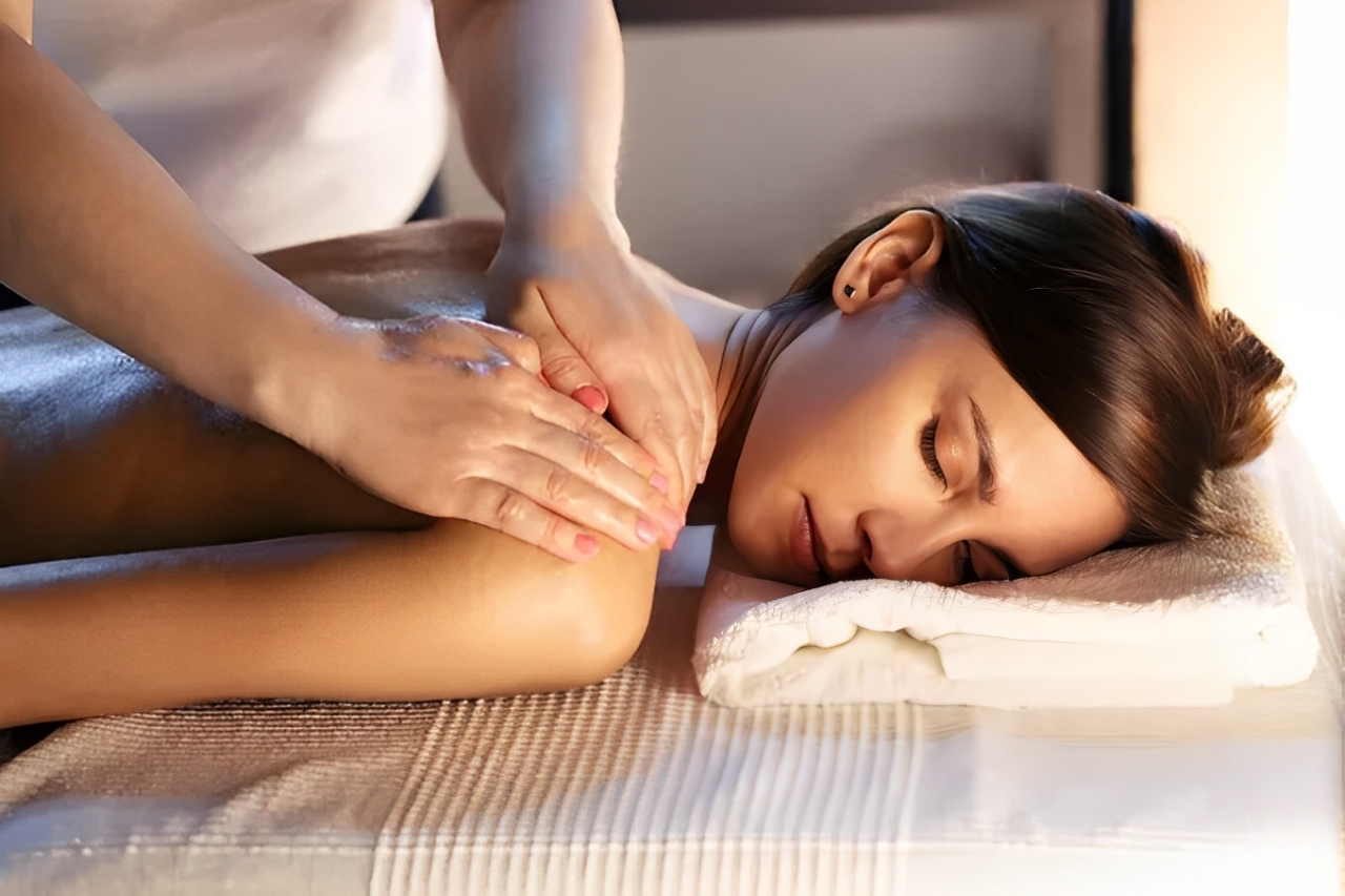 Therapist performing upper back massage at Japan Therapy Massage Norfolk – focused on shoulder tension relief.