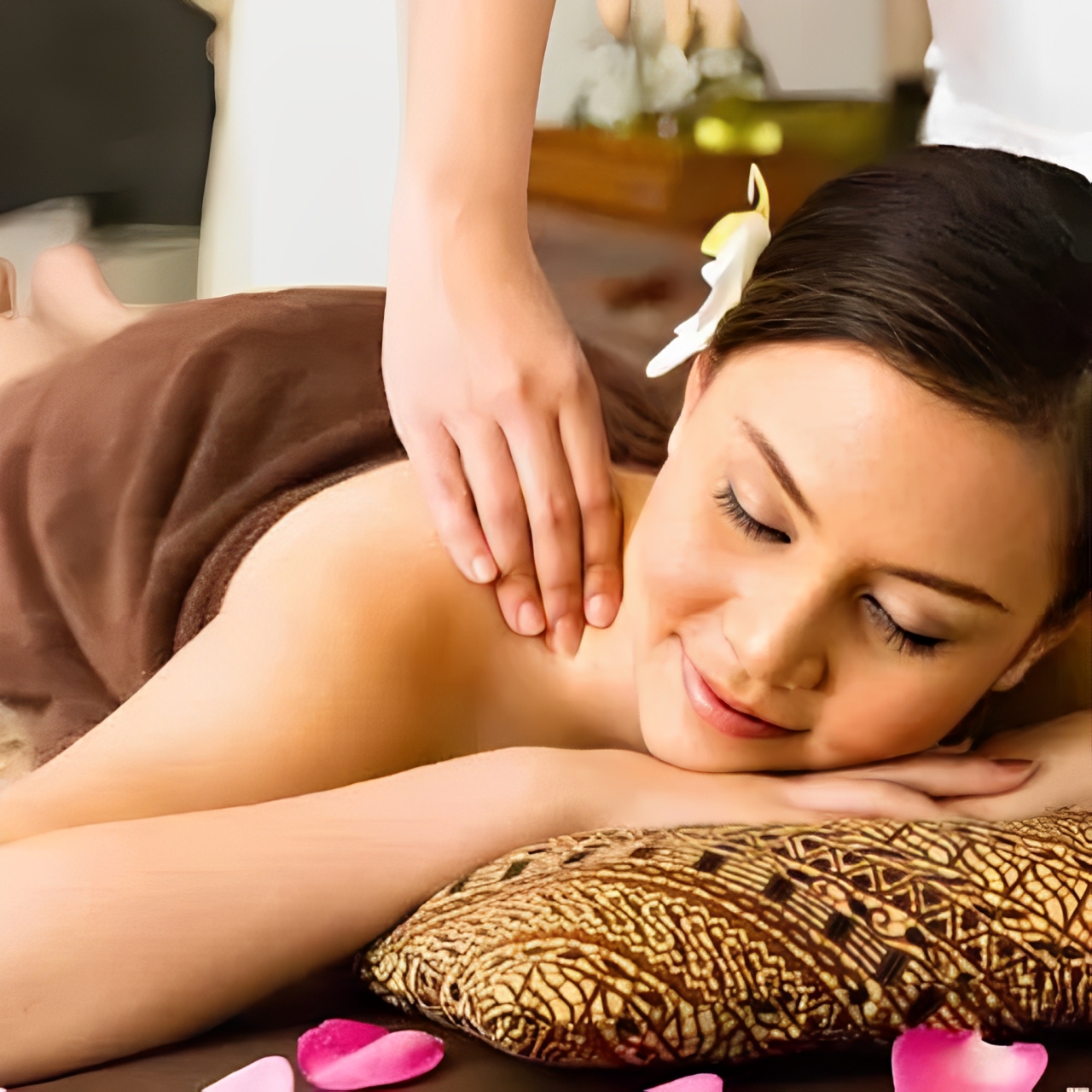 Therapist performing stress relief upper back massage at Bali Asian Massage Bellevue – focused on reducing shoulder and neck tension.