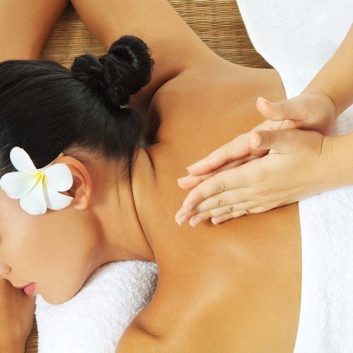 Therapist performing stress relief upper back massage at Gangnam Korean Massage – focused on reducing shoulder and neck tension.