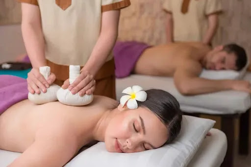 Therapist performing stress relief upper back massage at Kung Fu Spa Omaha – focused on reducing shoulder and neck tension.
