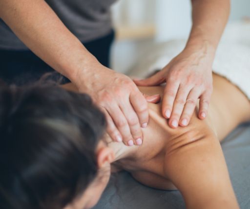 Therapist performing stress relief upper back massage at Seoul Korean Massage Omaha – focused on reducing shoulder and neck tension.